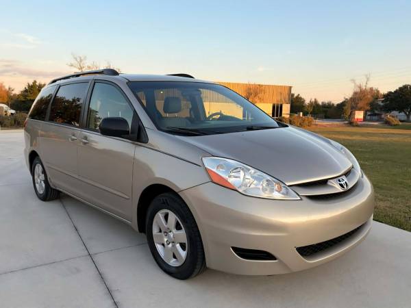 TOYOTA SIENNA ☆Drives Excellent • 3 Row Seating for sale by owner