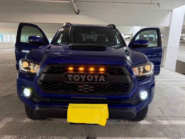 2023 TOYOTA TACOMA TRD OFF ROAD  SUPER CLEAN WITH ONLY 12500 MILES  LI for sale by owner