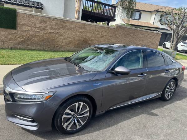 Selling 2018 Honda Accord Hybrid Touring Model Sedan Gas Saver for sale by owner
