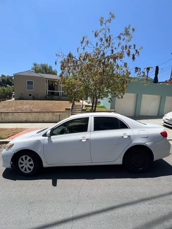 Toyota Corolla LE 2010 White for sale by owner