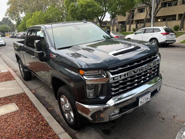 2020 chevrolet silverado 2500HD Z71 4x4 crewcab only 400 original mils for sale by owner