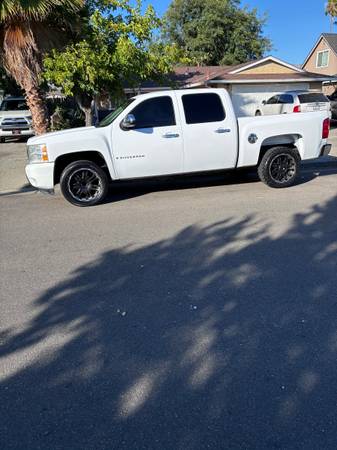 2007 Chevy Silverado runs excellent for sale by owner
