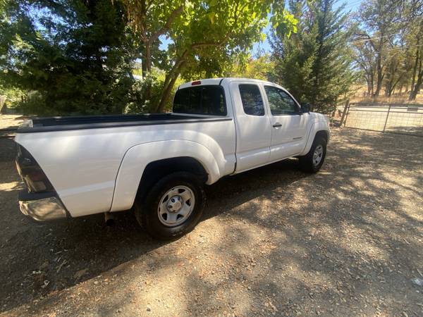 Clean Tacoma  2013 for sale by owner