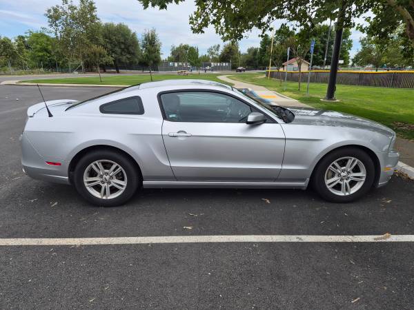 2013 Ford Mustang Premium V6 for sale by owner