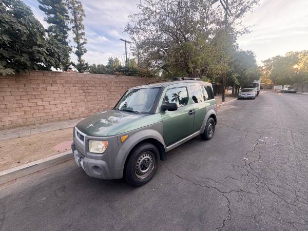 2004 honda element.  Manual transmisión 4x4 for sale by owner